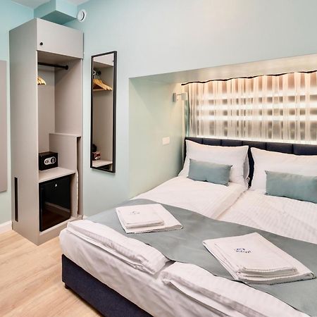 Jess Inn Hostel Rondo Charles De Gaulle 바르샤바 외부 사진